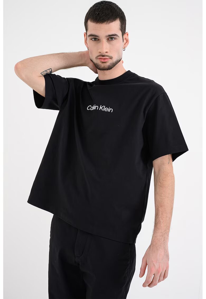 Calvin Klein Tricou relaxed fit cu imprimeu logo pe piept - Negru