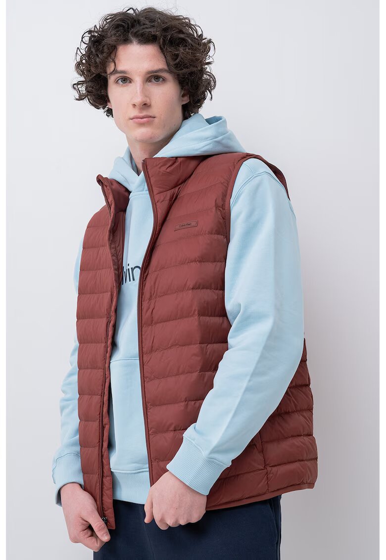Calvin Klein Vesta matlasata cu fermoar - Maro scortisoara