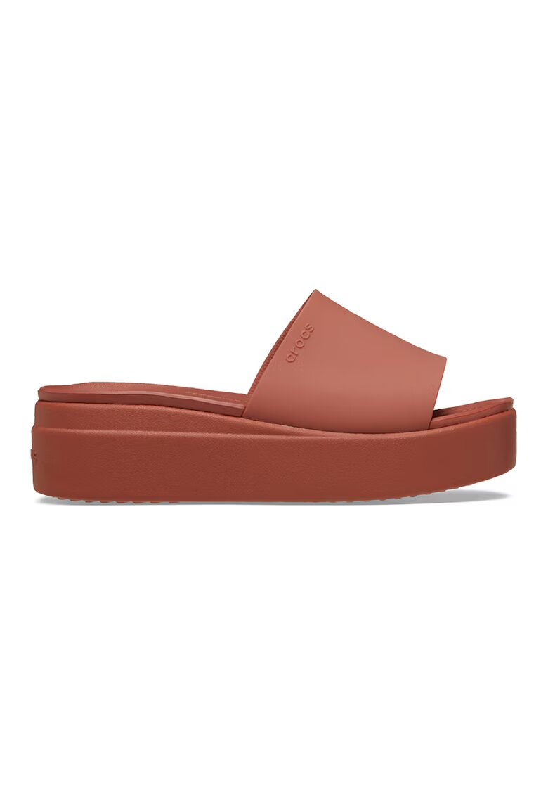 Crocs Papuci cu talpa wedge - Caramiziu