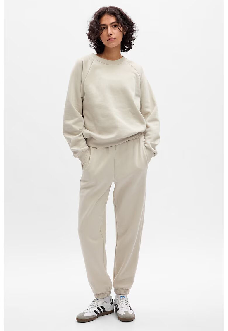 GAP Pantaloni de trening relaxed fit - Maro nisip