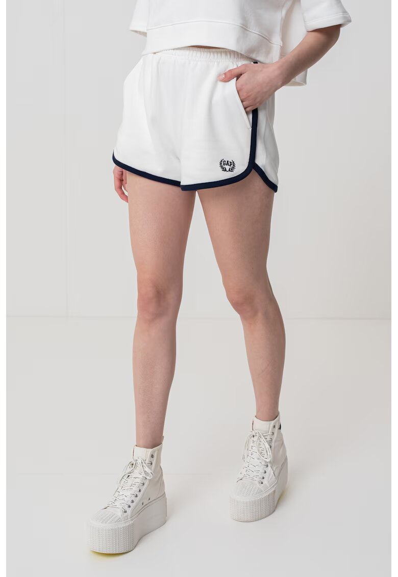 GAP Pantaloni scurti cu buzunare laterale si detaliu logo discret - Alb murdar/Bleumarin