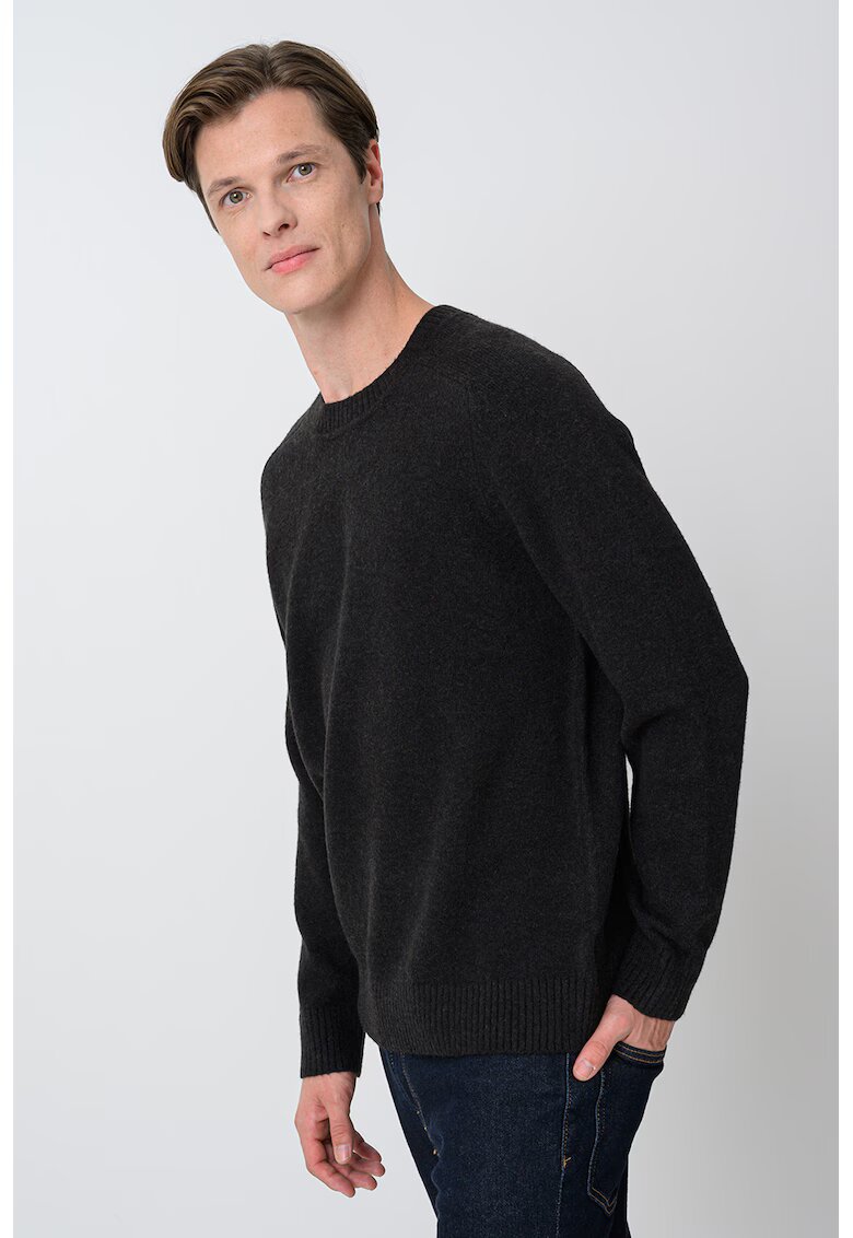 GAP Pulover lejer cu decolteu la baza gatului - Negru stins
