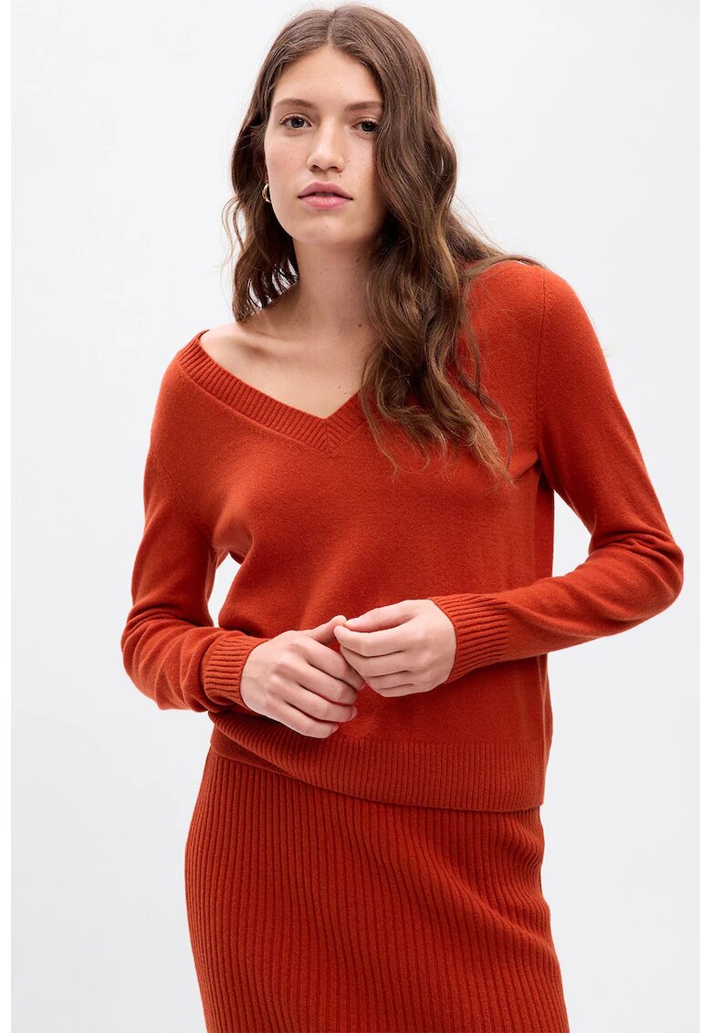 GAP Pulover slim-fit cu decolteu in V - Caramiziu
