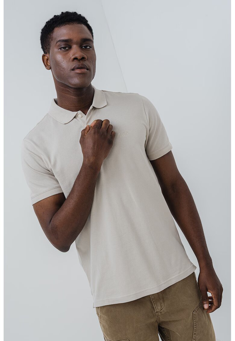 GAP Tricou polo cu logo discret - Maro nisip