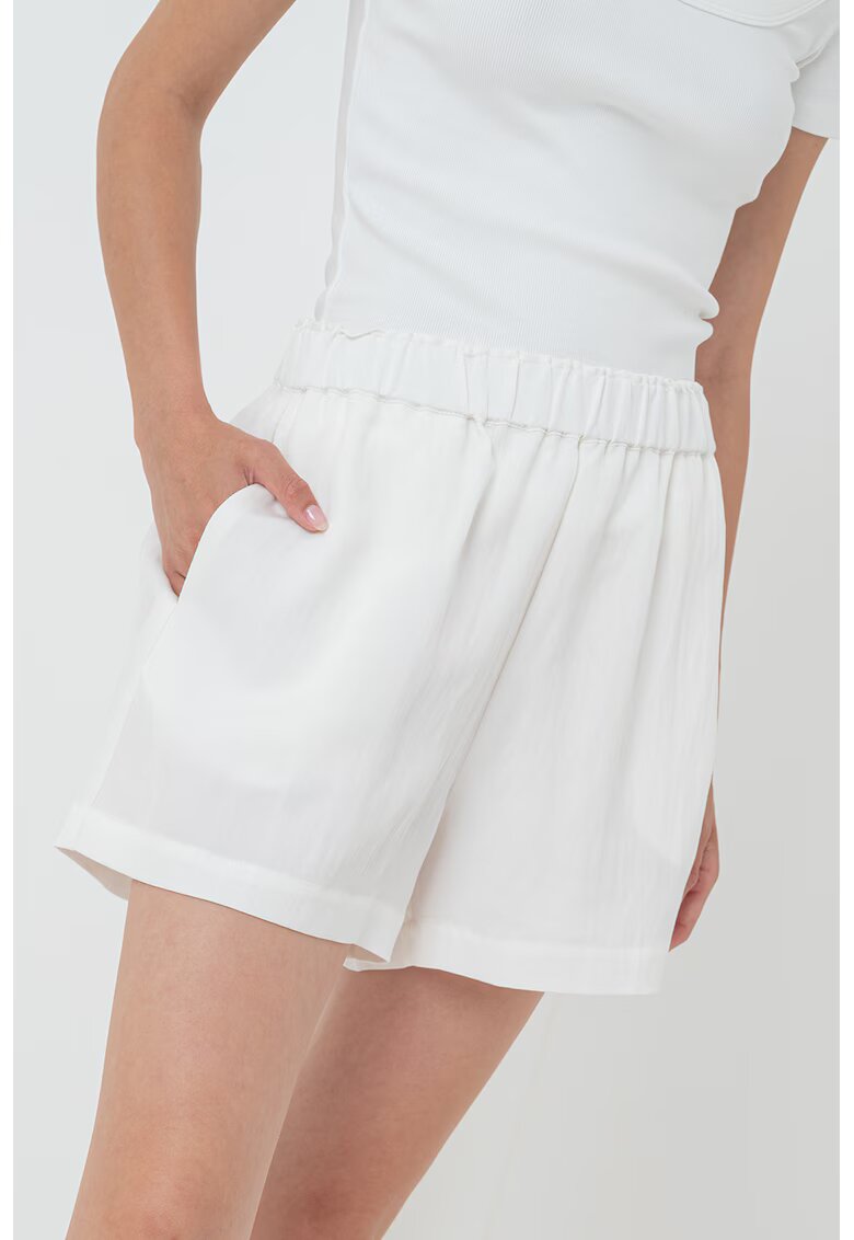 Gina Tricot Pantaloni scurti din amestec de lyocell cu buzunare laterale - Alb murdar
