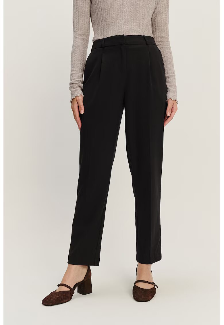 GreenPoint Pantaloni conici cu pliuri frontale - Negru