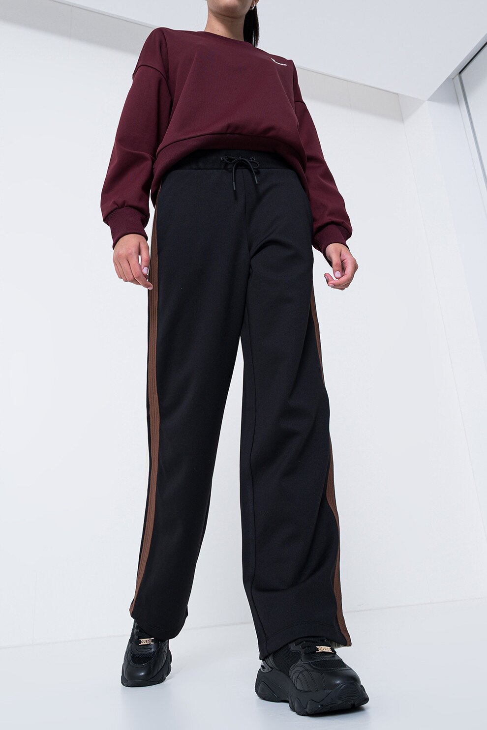 GUESS Pantaloni de trening cu insertii contrastante - Alb fildes/Negru