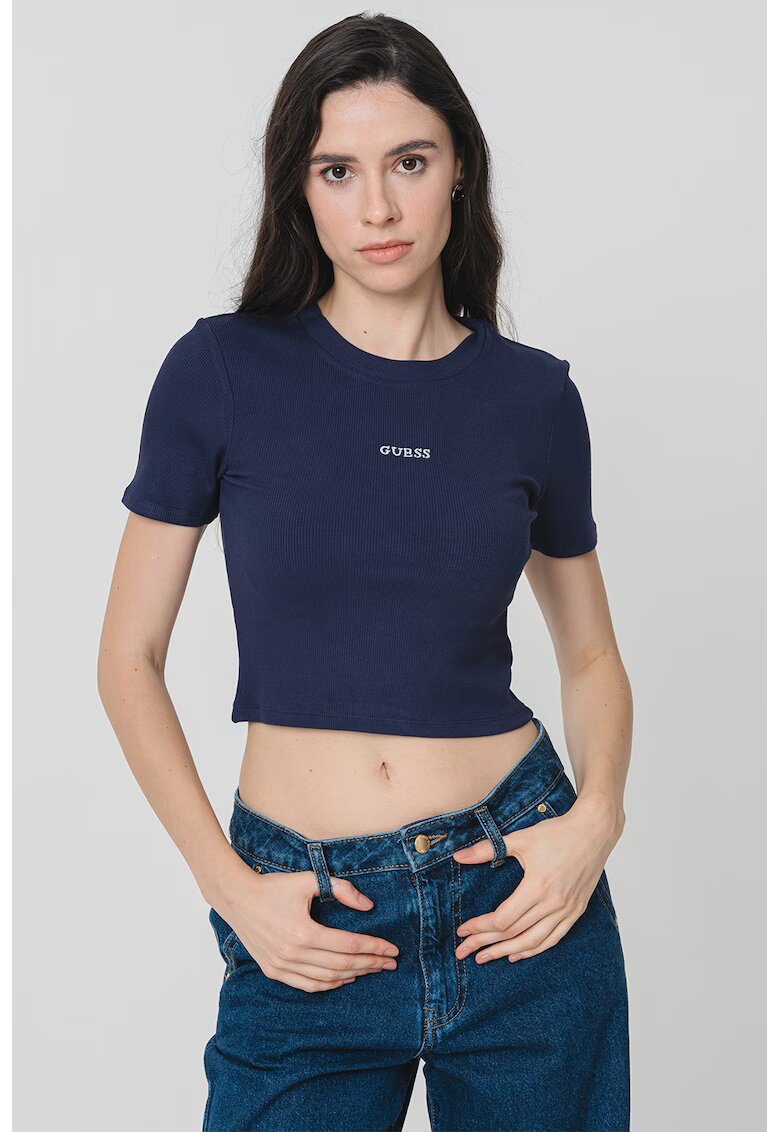 GUESS Tricou crop cu logo - pentru fitness - Alb murdar/Bleumarin