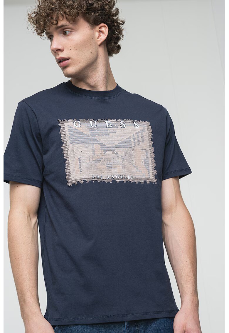 GUESS Tricou cu imprimeu pe piept - Maro taupe deschis/Bleumarin