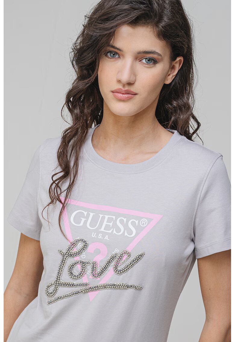 GUESS Tricou de bumbac cu strasuri - Gri deschis/Roz/Argintiu