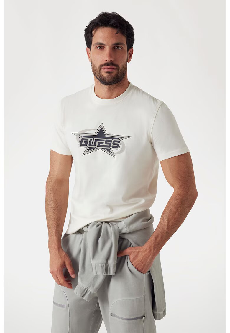 GUESS Tricou regular fit cu imprimeu logo pe partea din fata - Alb fildes/Gri inchis