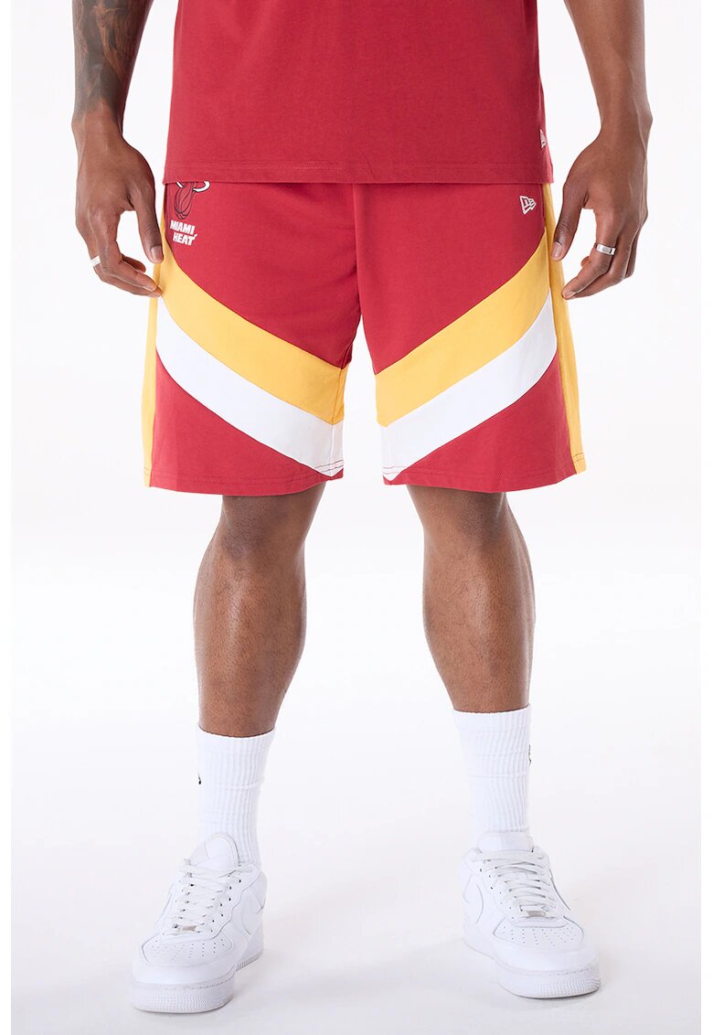 New Era Pantaloni de trening scurti cu imprimeu Miami Heat - Rosu/Alb/Galben