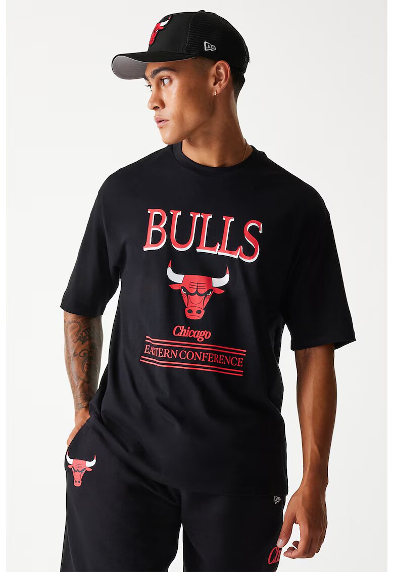 New Era Tricou cu decolteu la baza gatului Chicago Bulls - Rosu/Negru