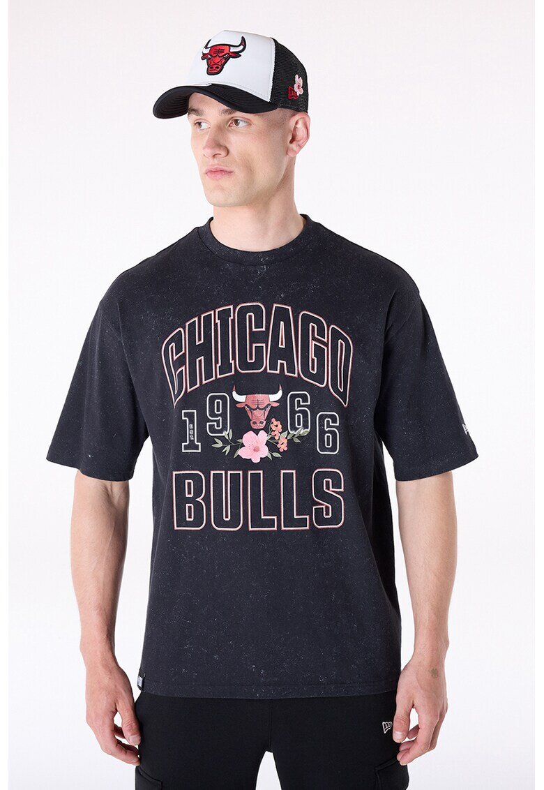 New Era Tricou cu decolteu la baza gatului si imprimeu Chicago Bulls - Negru/Roz prafuit