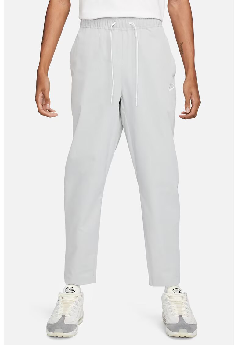 Nike Pantaloni conici de trening Club Alumni - Gri deschis