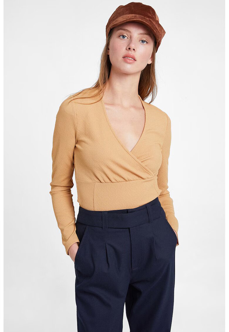 OXXO Bluza crop cu decolteu cache-coeur - Maro nisip