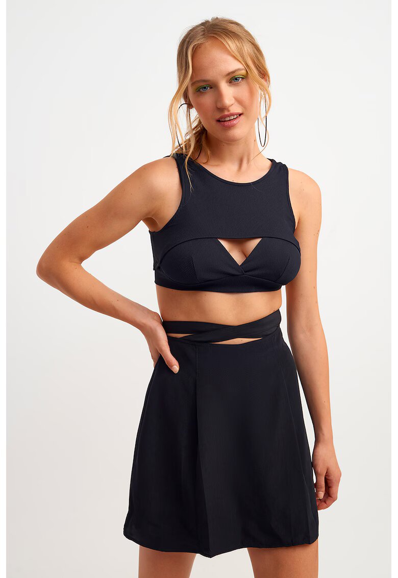 OXXO Top crop cu detaliu decupat - Negru