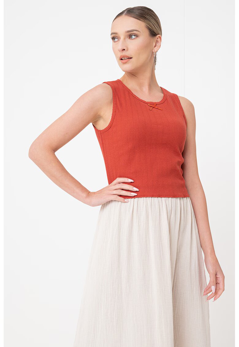 Pieces Top crop cu decolteu rotund - Caramiziu