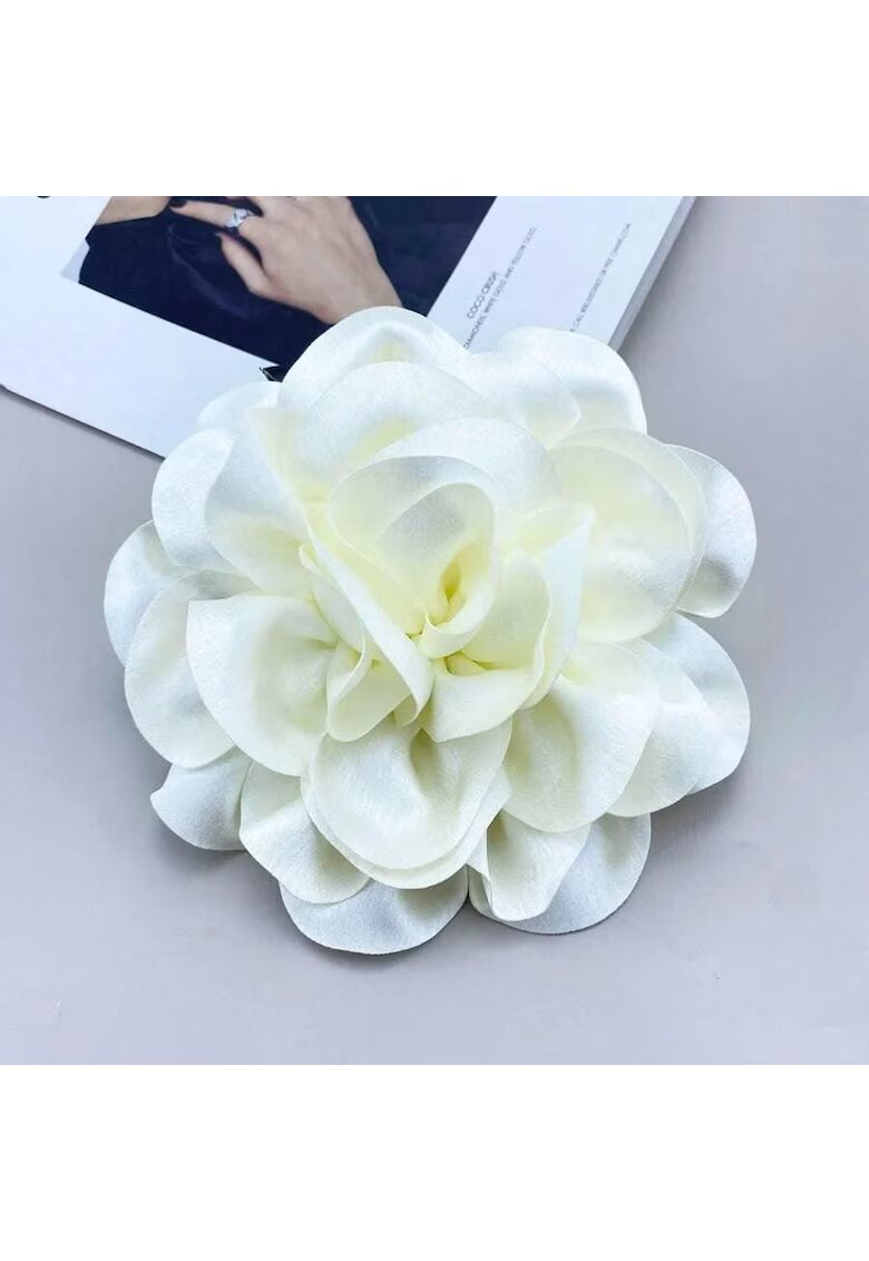 Pursehuit Brosa tip floare supradimensionata - alba - Maja C21