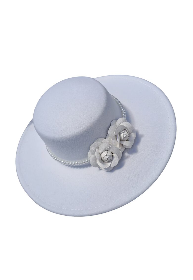 Pursehuit Palarie alba - stil canotiera - cu bor lat - handmade - cu flori si perle - Serafina