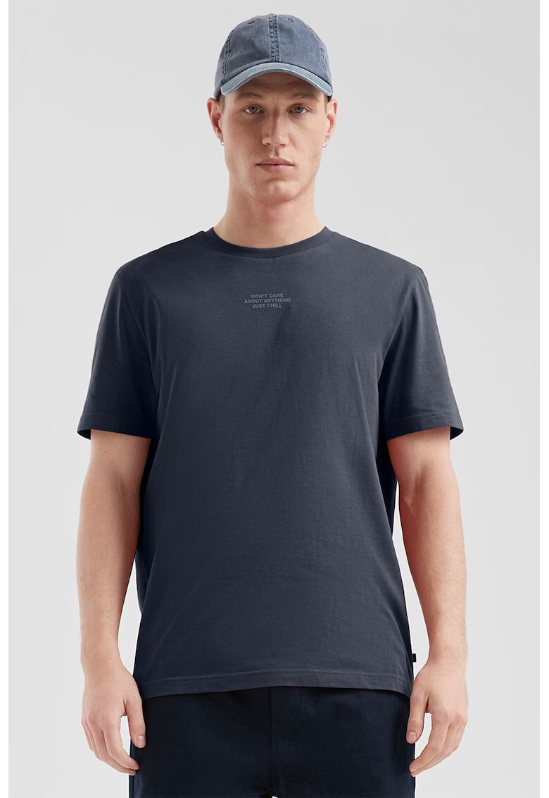 QS s.Oliver - Tricou de bumbac cu decolteu la baza gatului si text - Bleumarin