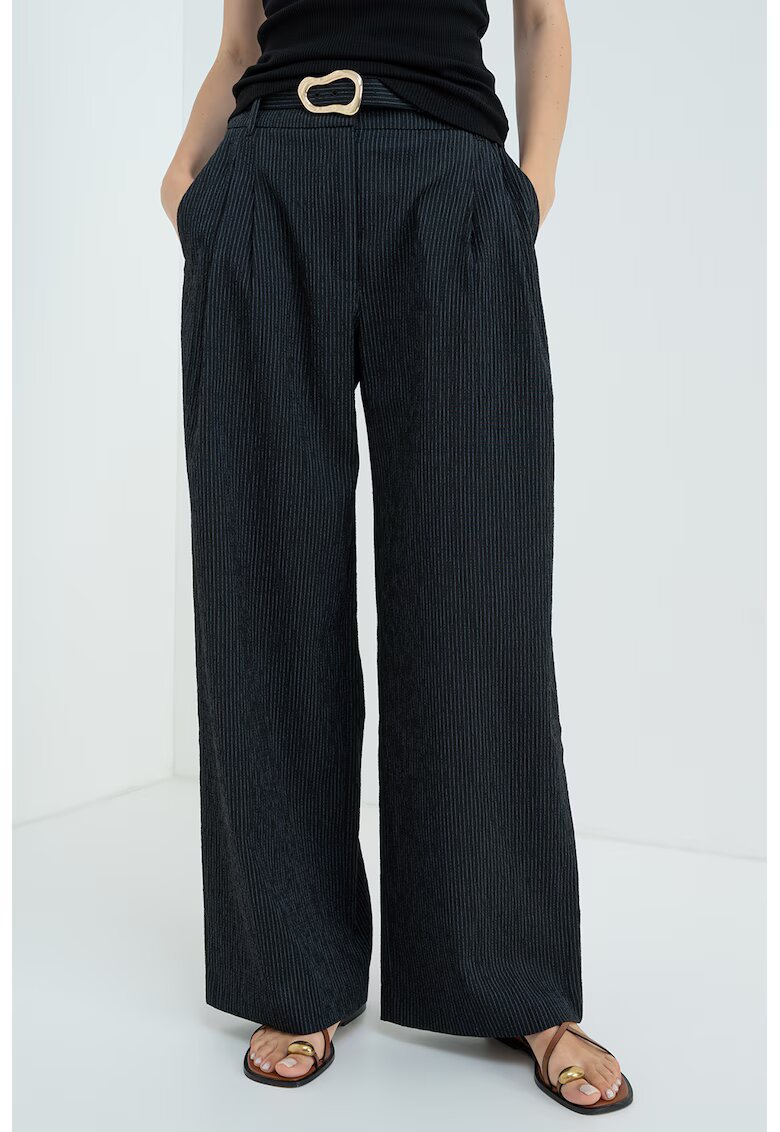 sOliver Pantaloni cu croiala ampla - model in dungi si curea asortata - Negru/Alb optic