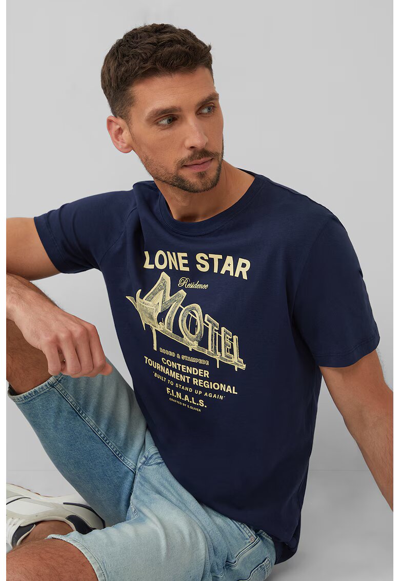 sOliver Tricou barbati cu decolteu la baza gatului - imprimeu text - Regular fit - Galben/Bleumarin