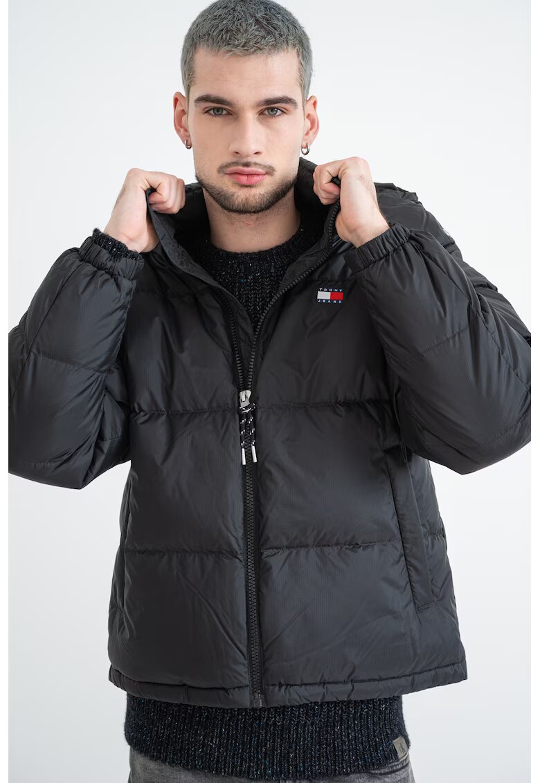 Tommy Jeans Geaca regular fit cu logo - Negru