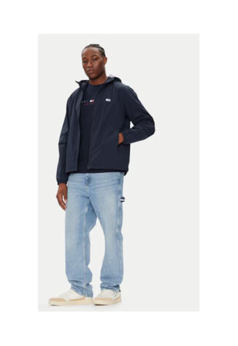 Tommy Jeans Jacheta de vant barbati - bleumarin - 100% nailon reciclat