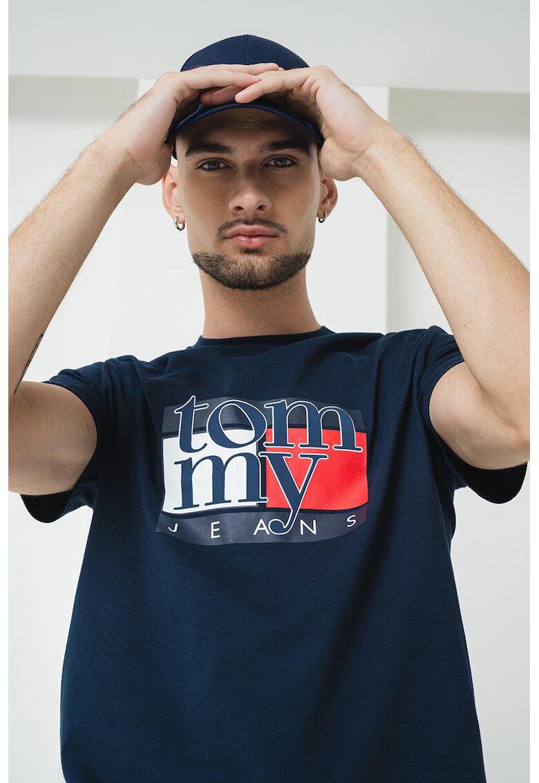 Tommy Jeans Tricou regular fit cu imprimeu grafic - Rosu/Bleumarin