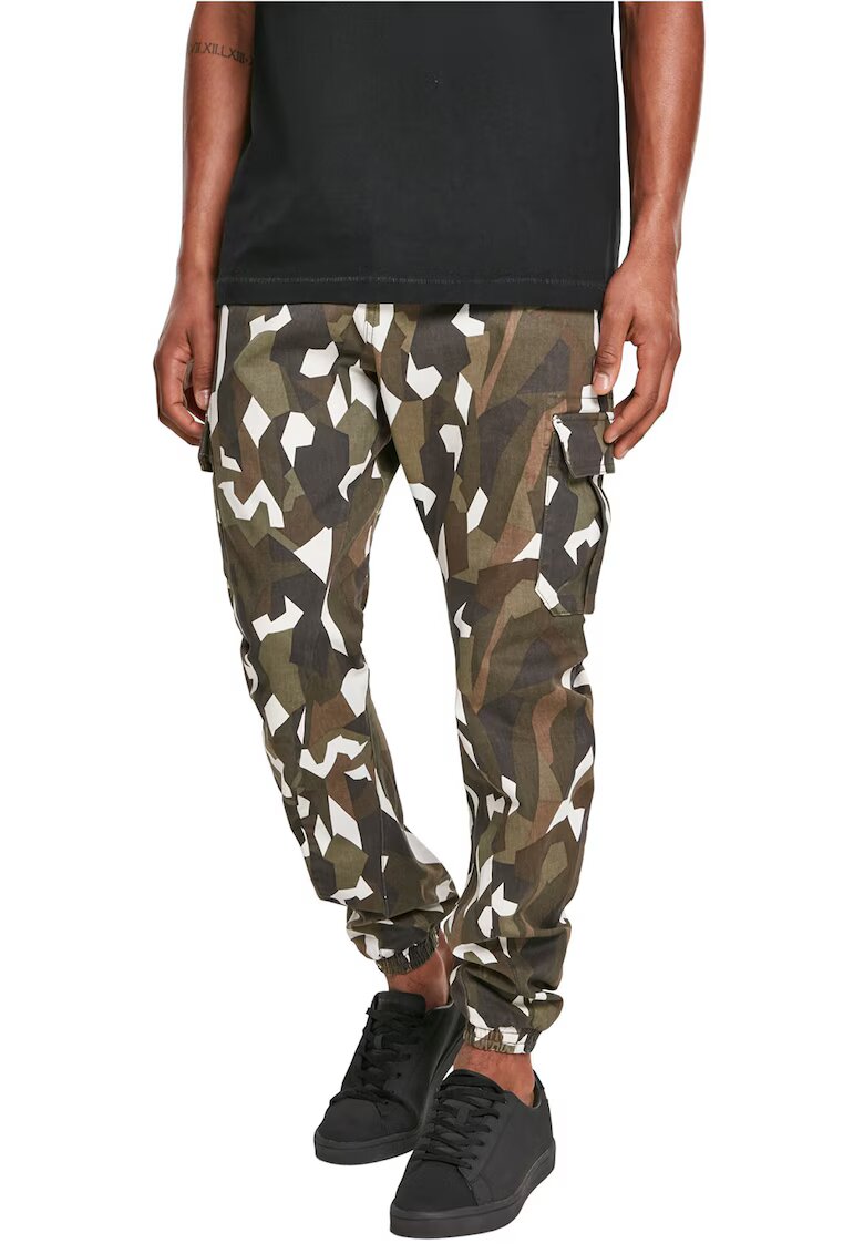 Urban Classics Pantaloni cargo cu model camuflaj si geometric - Alb/Verde feriga