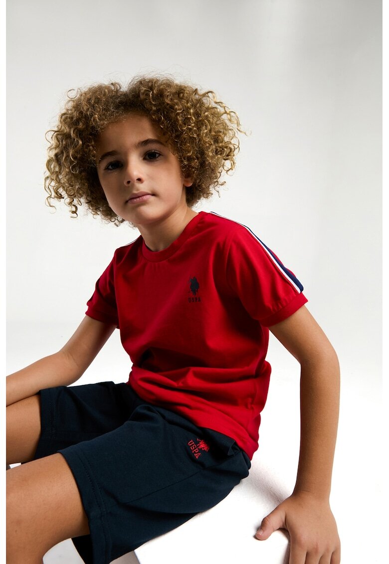 US Polo Assn Set de tricou din bumbac si pantaloni scurti cu logo discret - Rosu vermillion/Bleumarin