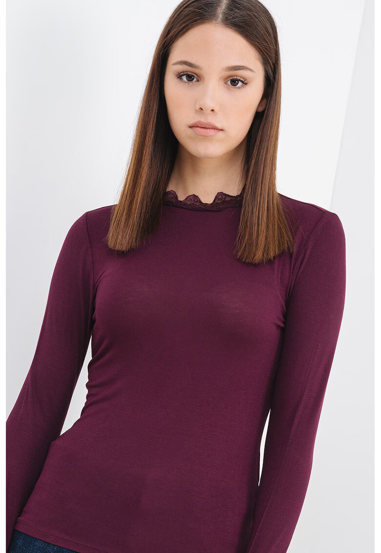 Vero Moda Bluza slim fit cu garnituri de dantela - Violet tyrian