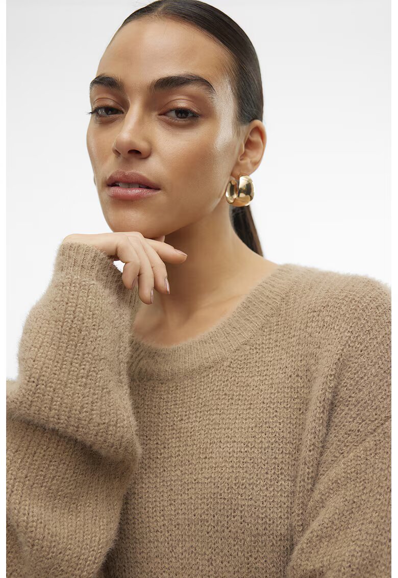Vero Moda Pulover lejer si pufos cu decolteu barcuta - Maro camel