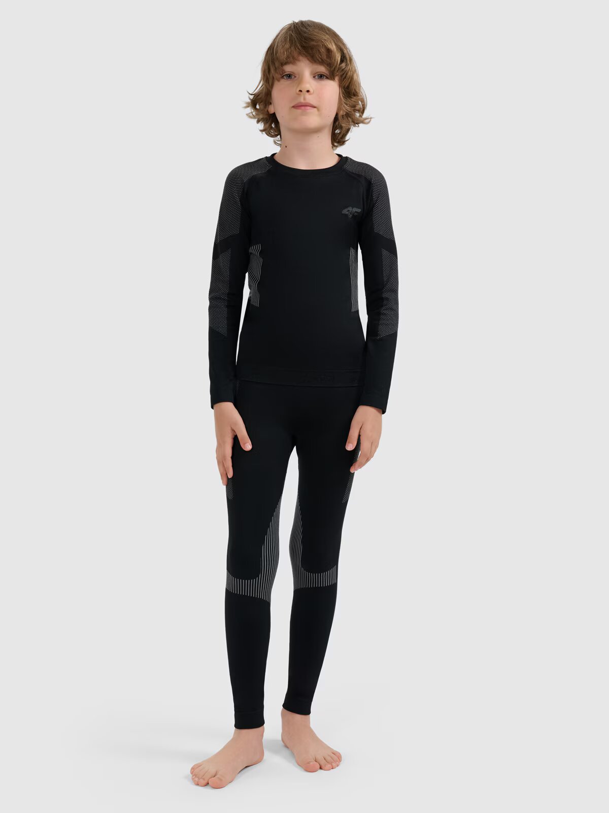 4F Lenjerie termoactivă fără cusături complet pentru băieți - neagră 128/134 (7-9 ani)