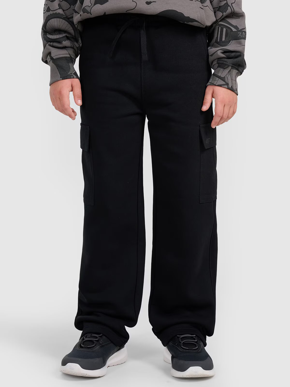 4F Pantaloni cargo de trening pentru băieți - negri 134