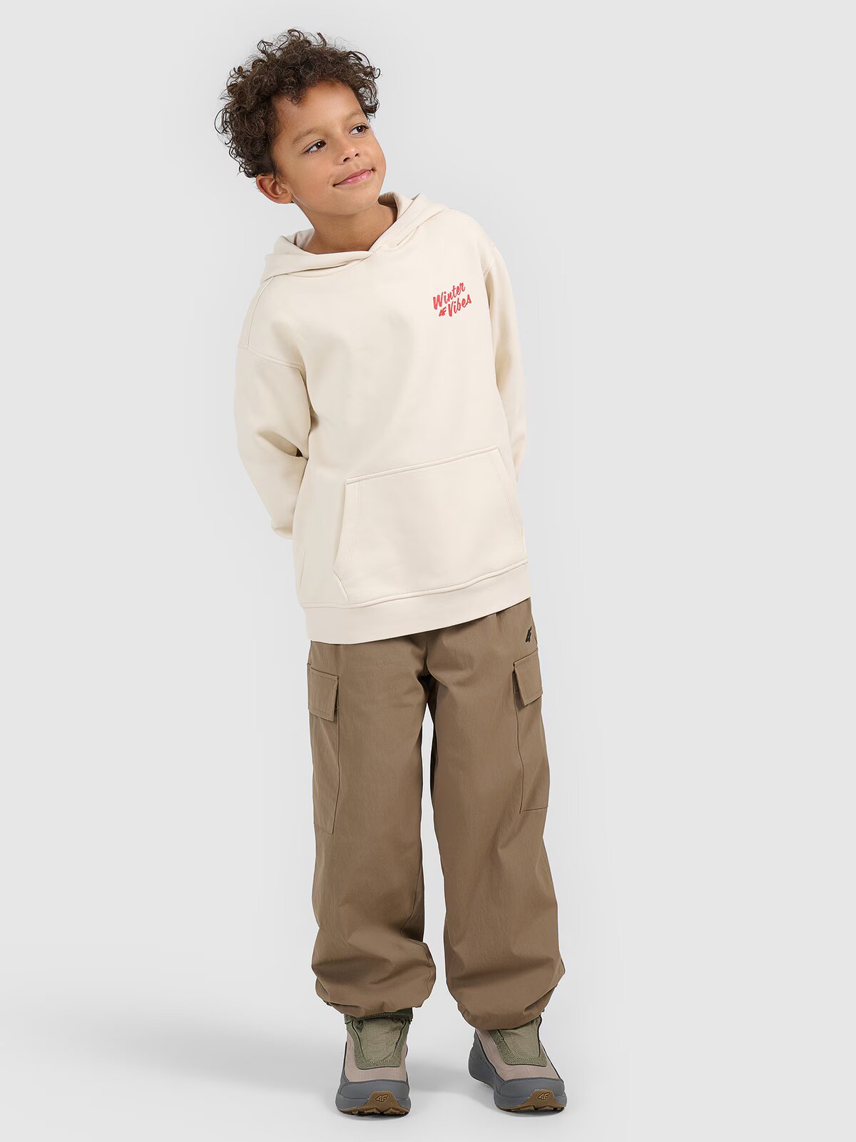 4F Pantaloni casual cargo pentru băieți - maro 122/128 (6-8 ani)
