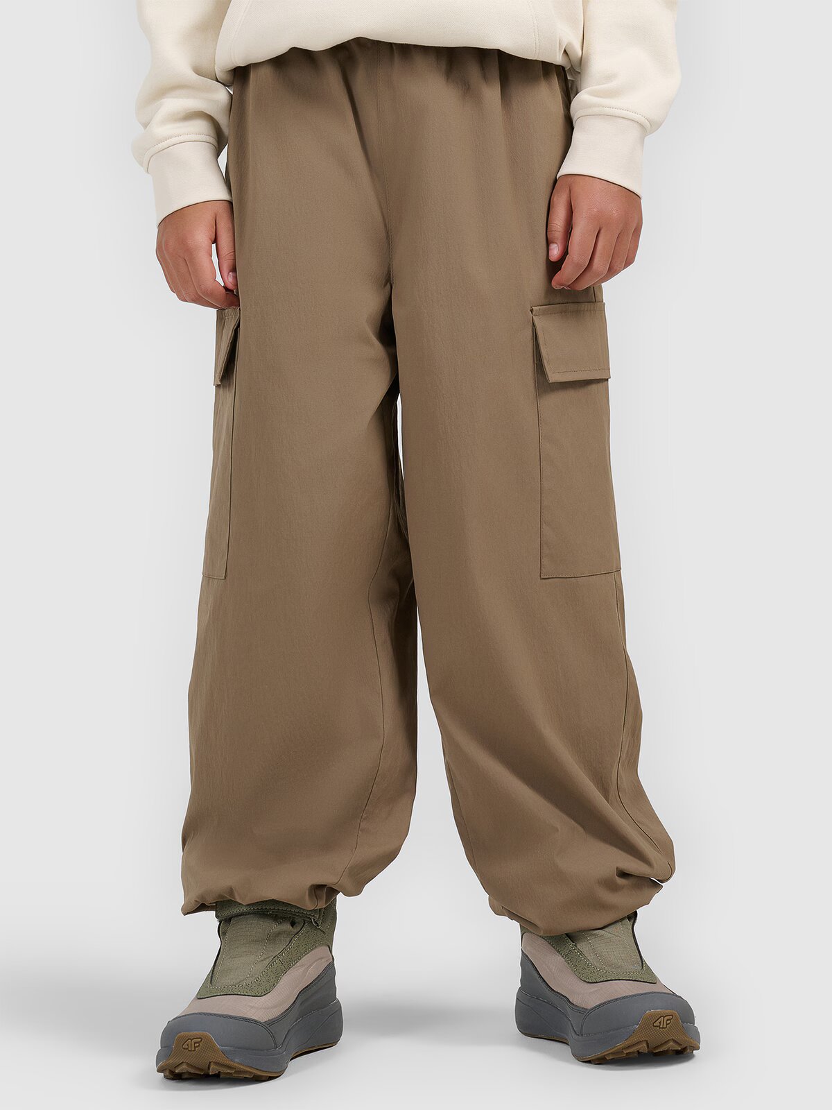 4F Pantaloni casual cargo pentru băieți - maro 122/128 (6-8 ani)