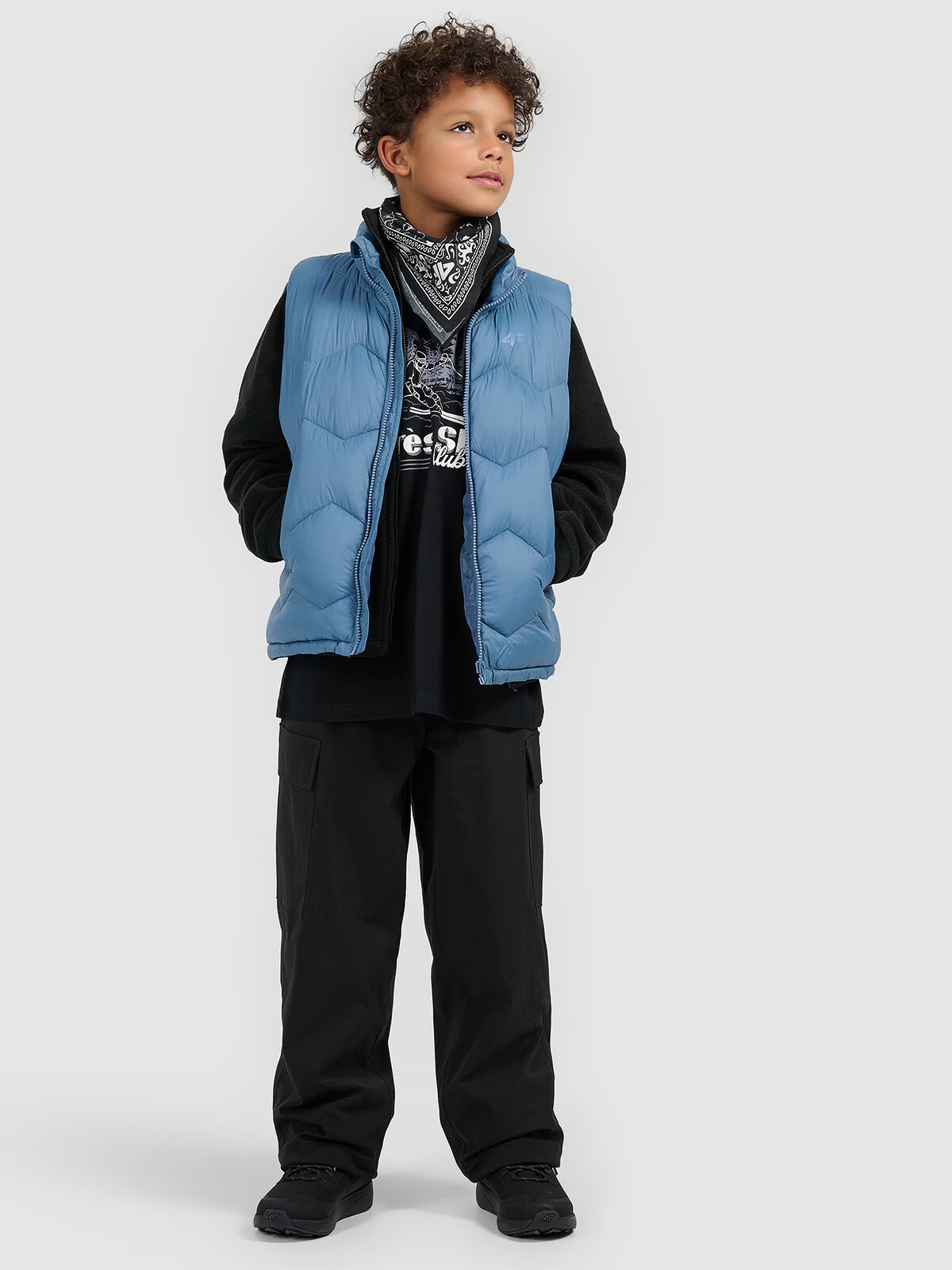 4F Pantaloni casual cargo pentru băieți - negri 122/128 (6-8 ani)