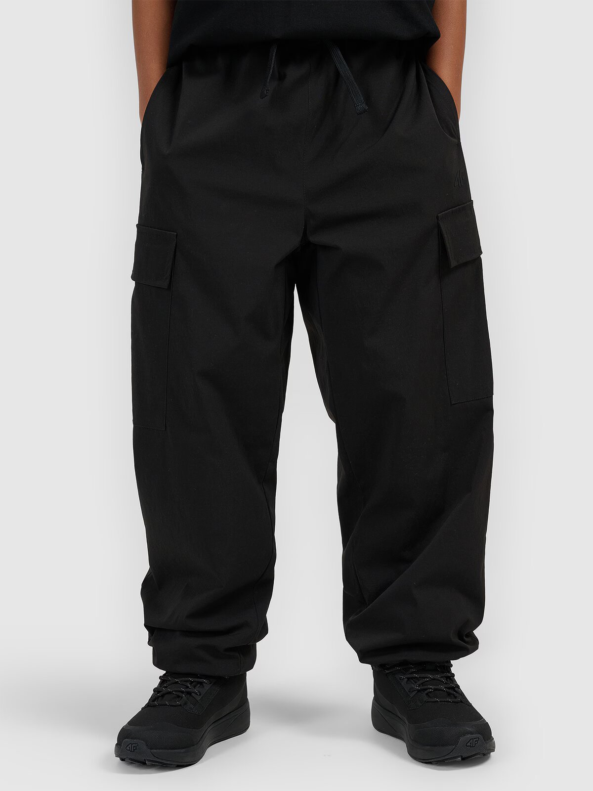 4F Pantaloni casual cargo pentru băieți - negri 122/128 (6-8 ani)