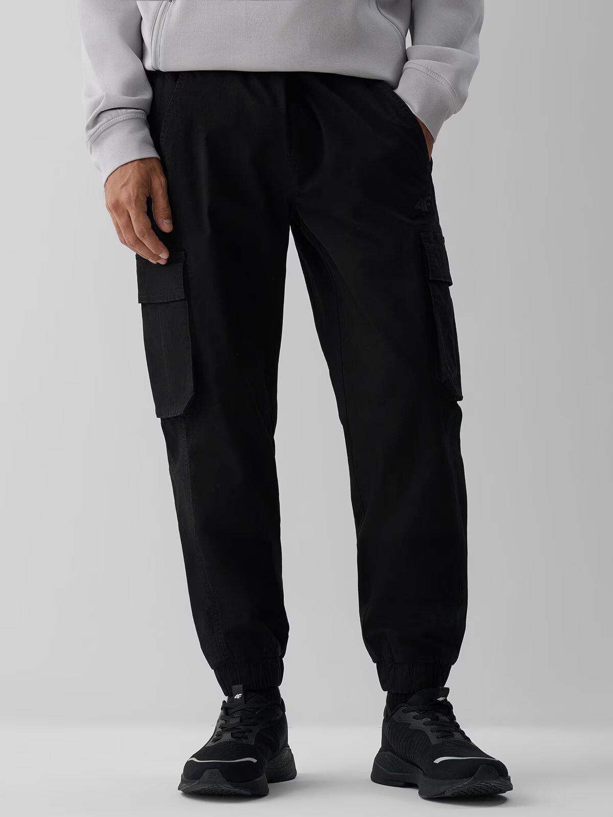 4F Pantaloni casual cargo pentru bărbați - negri M