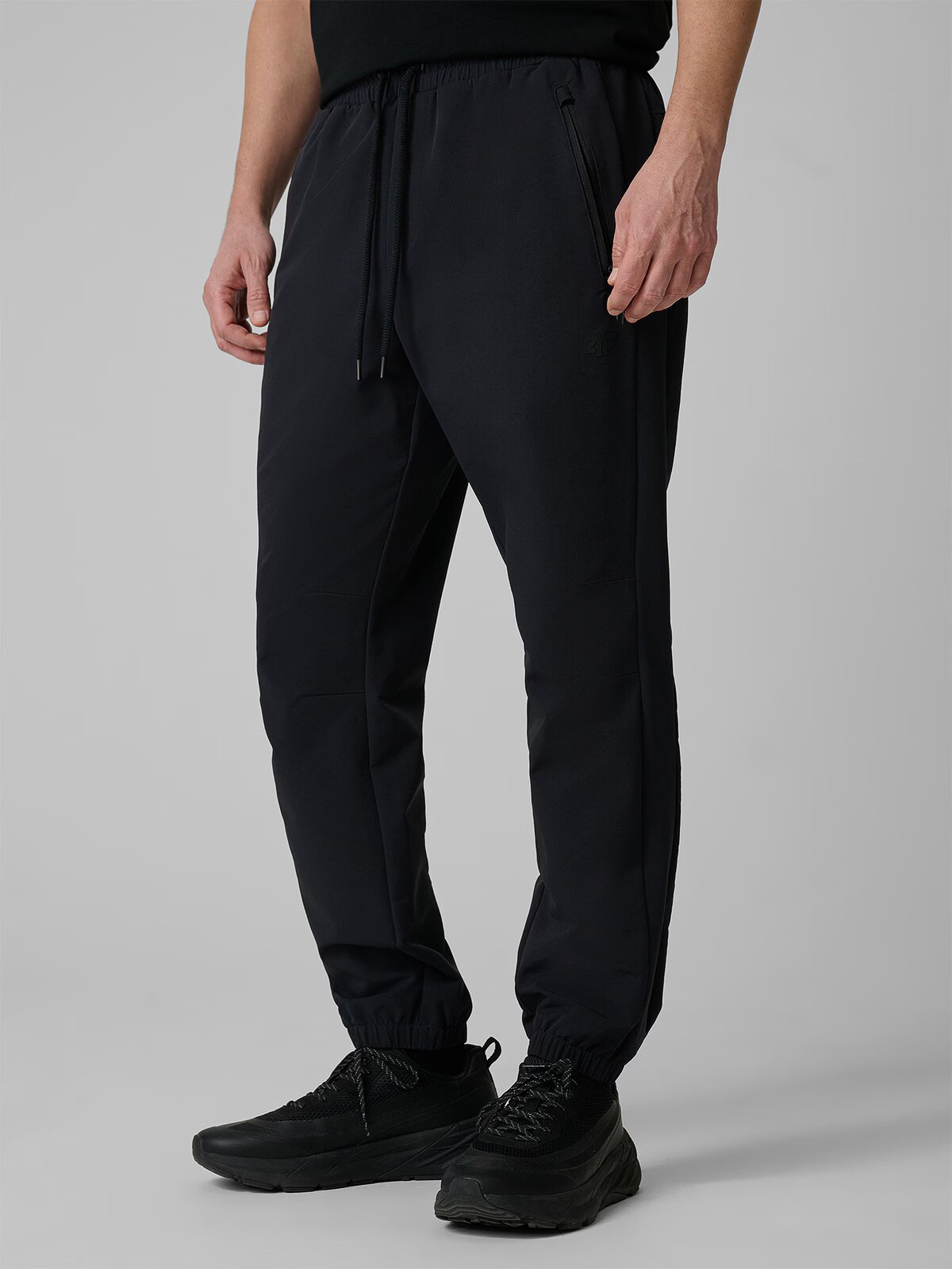 4F Pantaloni casual jogger pentru bărbați - negri S