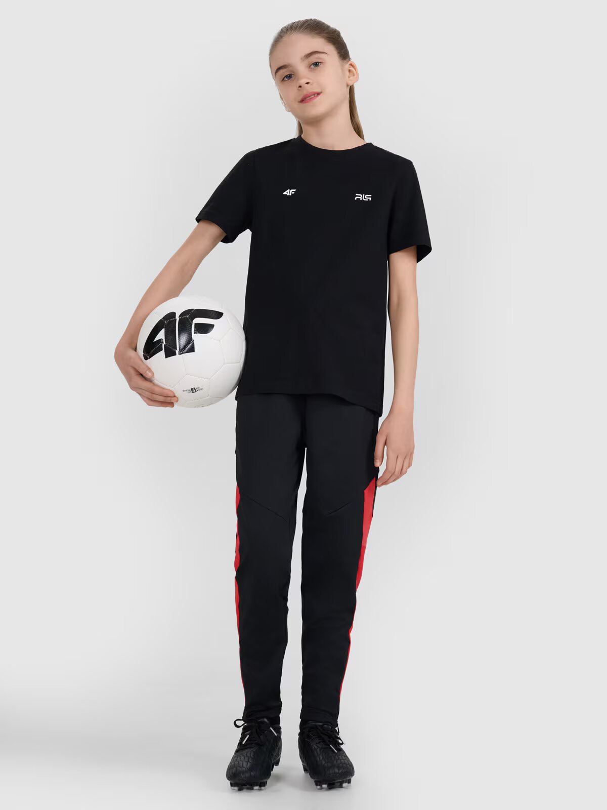 4F Pantaloni de sport pentru copii JUNIOR x Robert Lewandowski - negri 134/140 (8-10 ani)