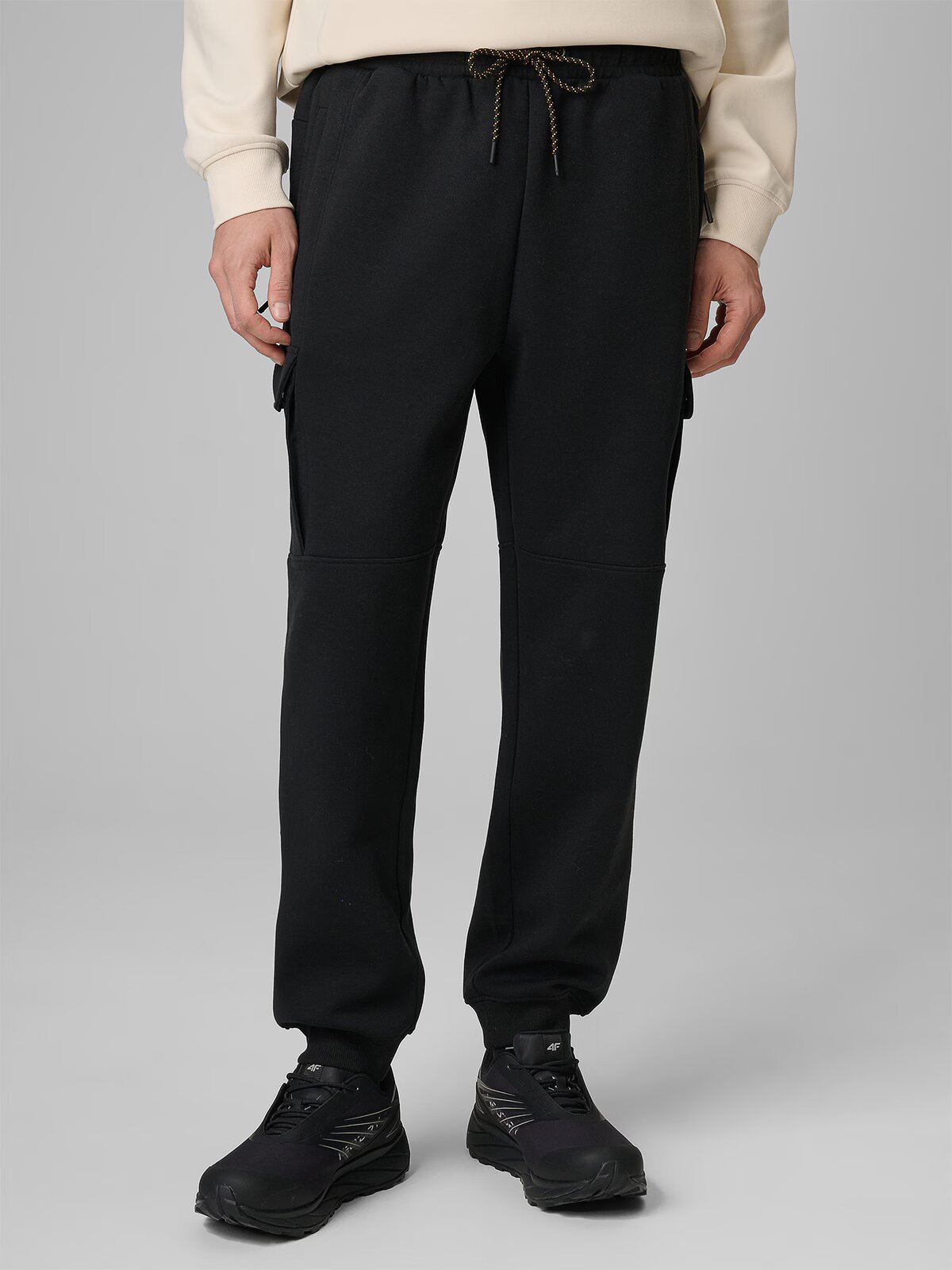 4F Pantaloni de trening cargo bărbați - negri XL