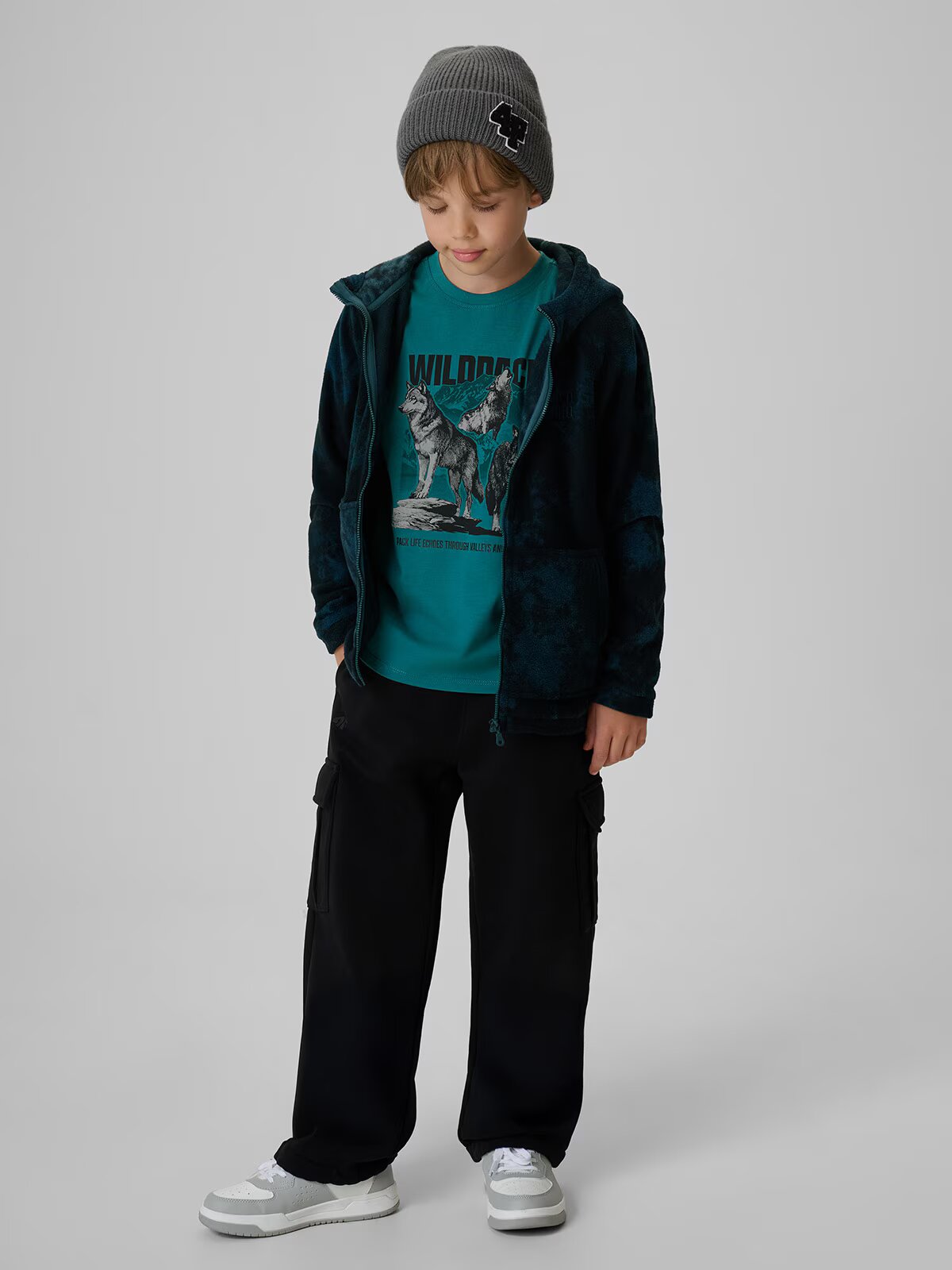 4F Pantaloni de trening cargo pentru băieți - negri 134/140 (8-10 ani)