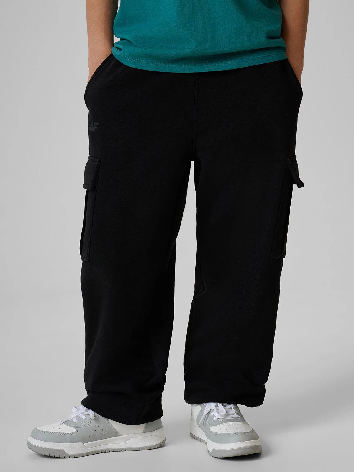 4F Pantaloni de trening cargo pentru băieți - negri 134/140 (8-10 ani)