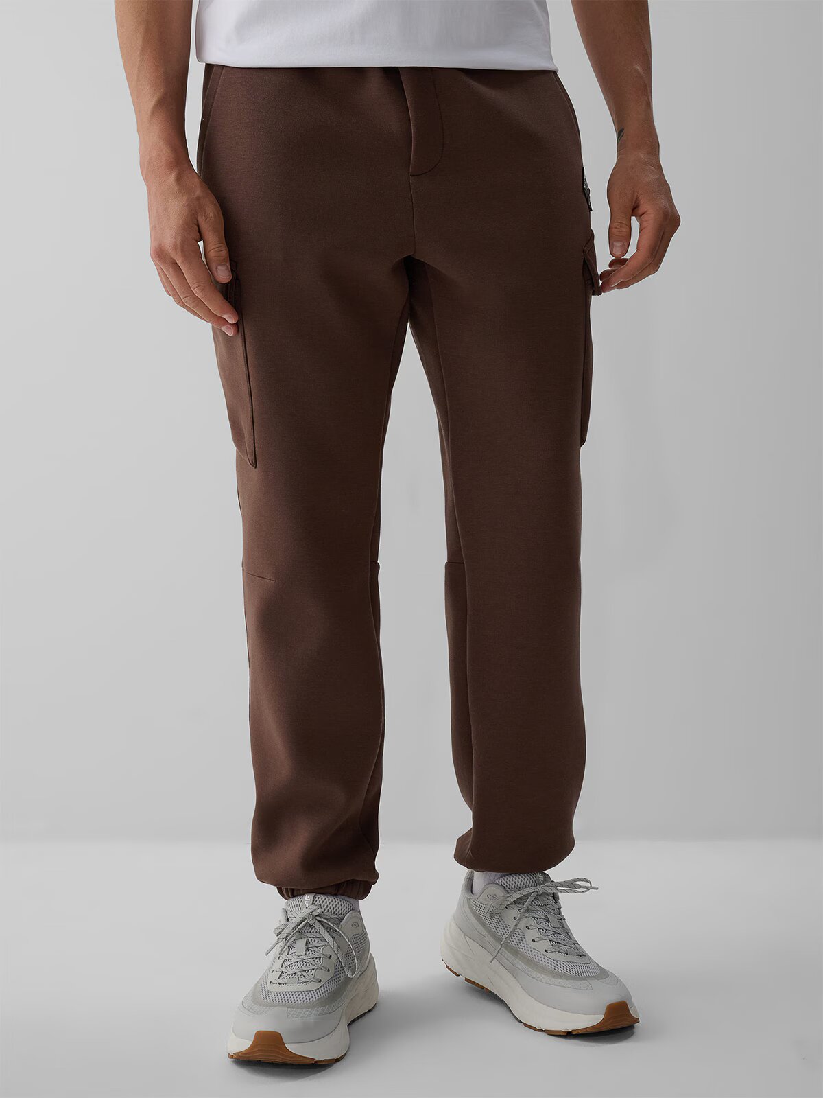 4F Pantaloni de trening cargo pentru bărbați - maro L