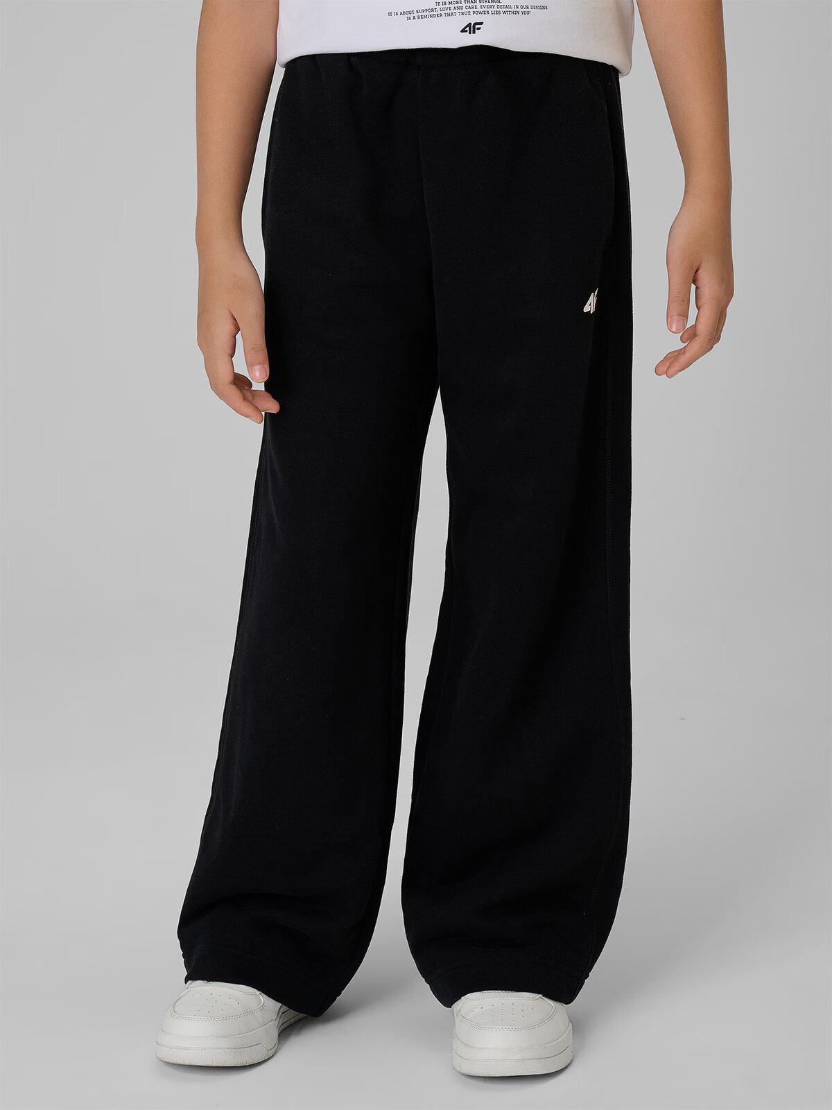 4F Pantaloni de trening cu crac drept pentru fete - negri 146