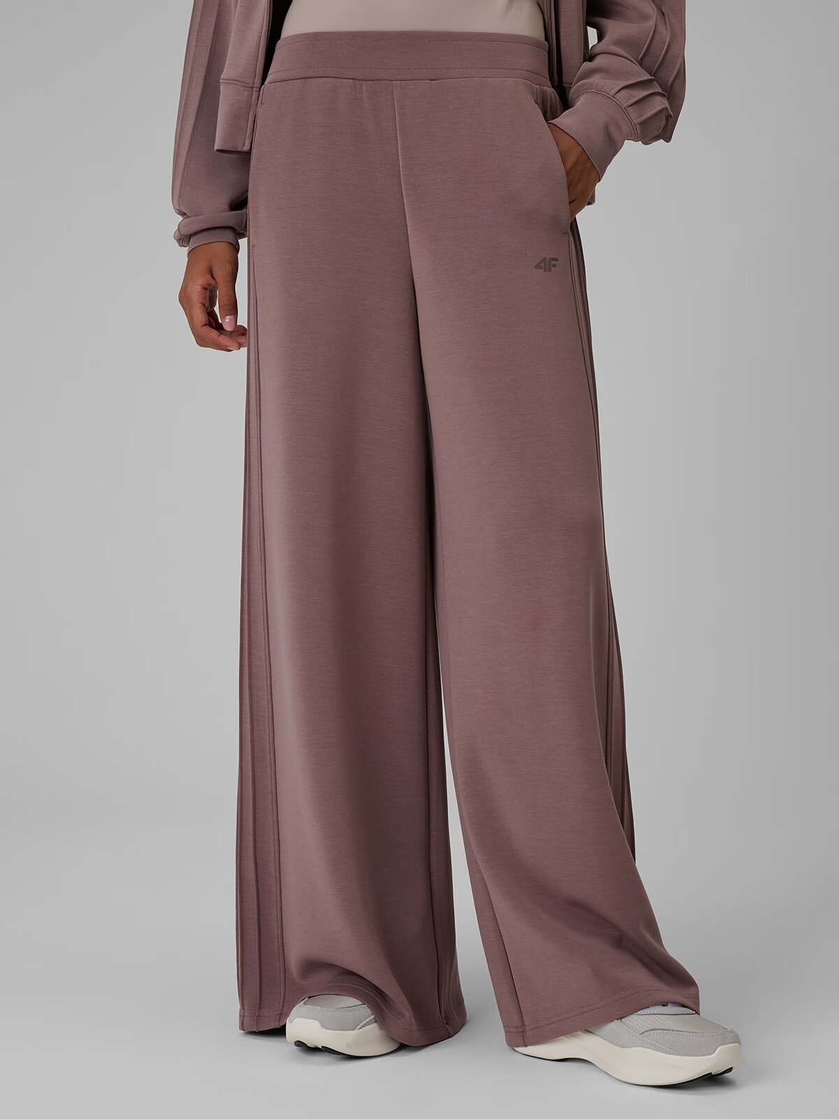 4F Pantaloni de trening cu crac larg cu modal pentru femei - maro M