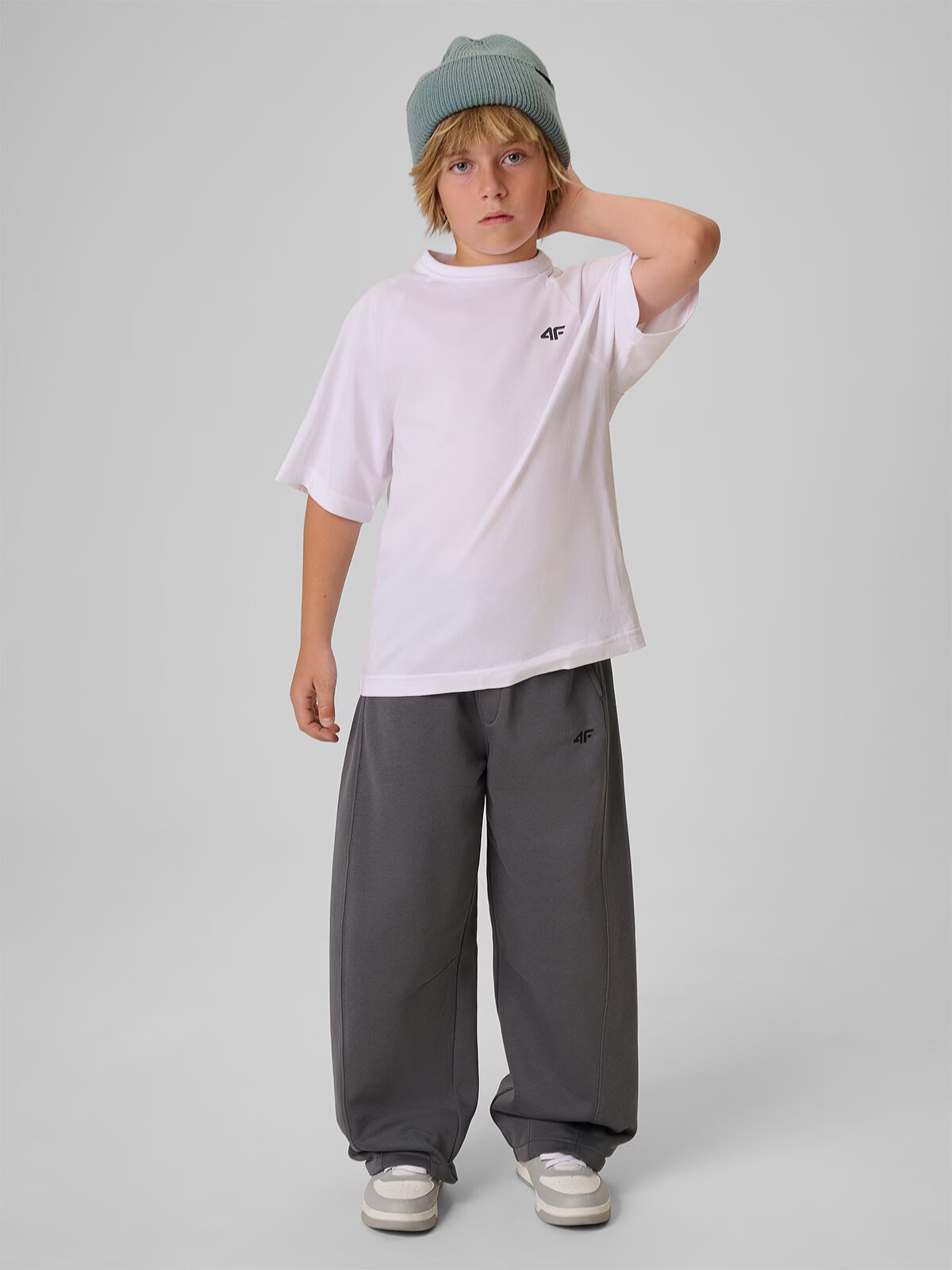 4F Pantaloni de trening cu crac larg pentru băieți - negri 134/140 (8-10 ani)